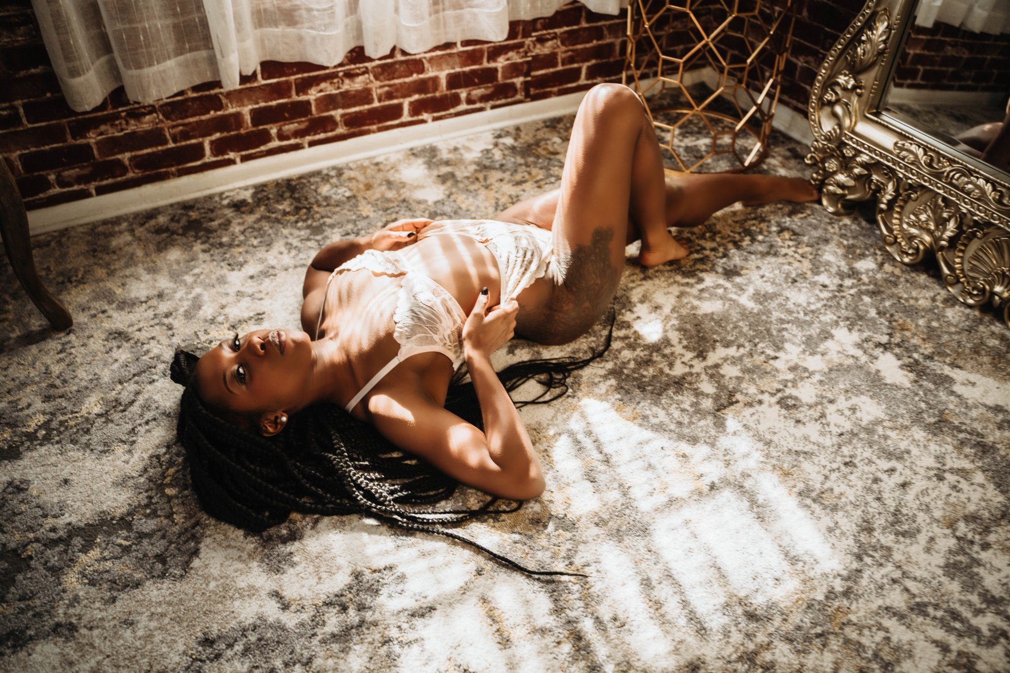 boudoir photo ideas to boost your confidence